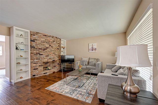 2121 Fountain View Drive 16, Houston, TX 77057