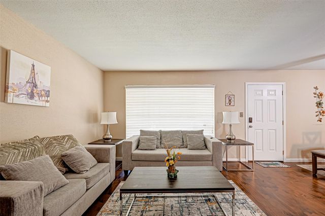 2121 Fountain View Drive 16, Houston, TX 77057