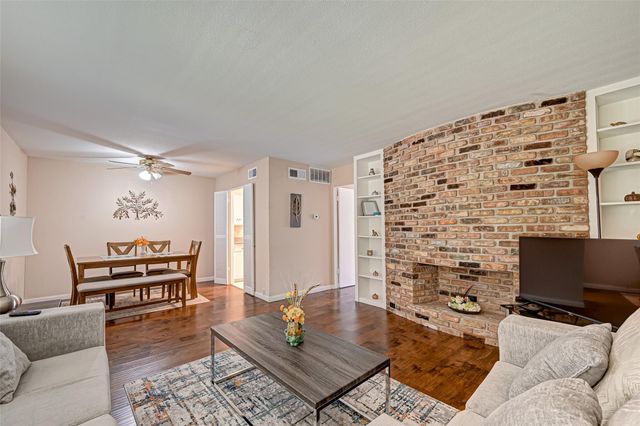 2121 Fountain View Drive 16, Houston, TX 77057