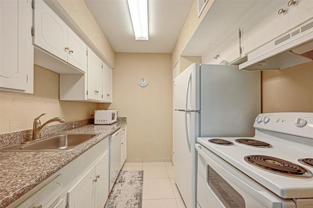 2121 Fountain View Drive 16, Houston, TX 77057