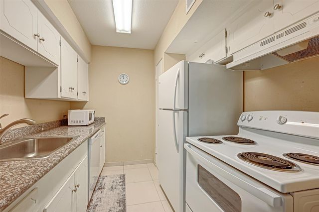 2121 Fountain View Drive 16, Houston, TX 77057