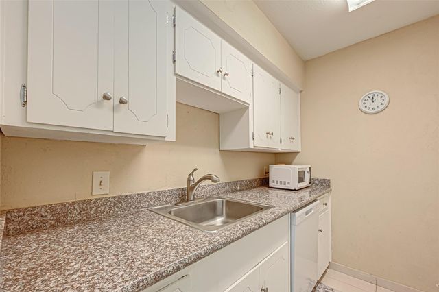 2121 Fountain View Drive 16, Houston, TX 77057