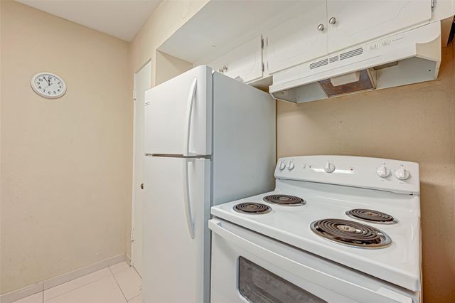 2121 Fountain View Drive 16, Houston, TX 77057