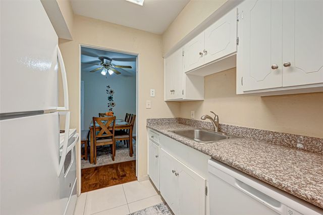 2121 Fountain View Drive 16, Houston, TX 77057