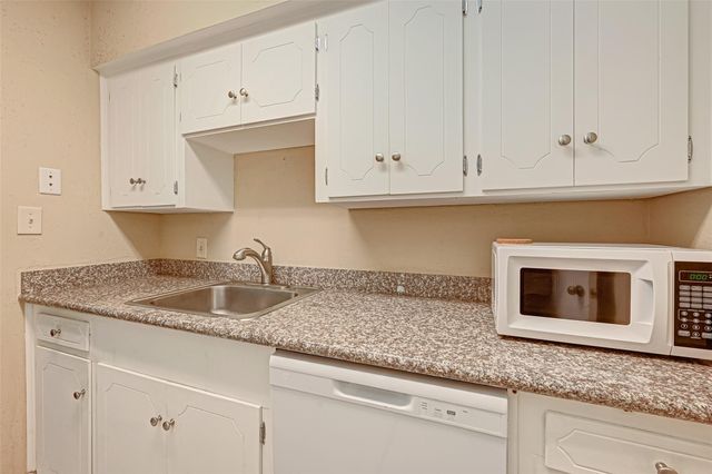 2121 Fountain View Drive 16, Houston, TX 77057