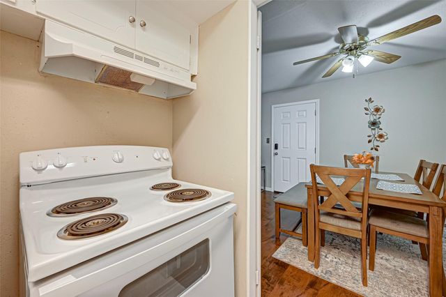 2121 Fountain View Drive 16, Houston, TX 77057