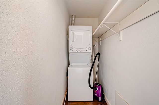 2121 Fountain View Drive 16, Houston, TX 77057