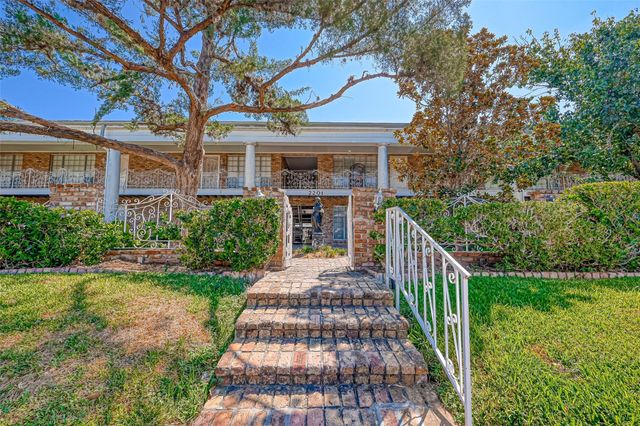 2121 Fountain View Drive 16, Houston, TX 77057