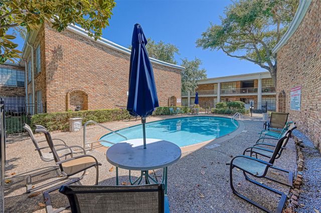 2121 Fountain View Drive 16, Houston, TX 77057