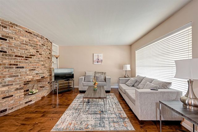 2121 Fountain View Drive 16, Houston, TX 77057