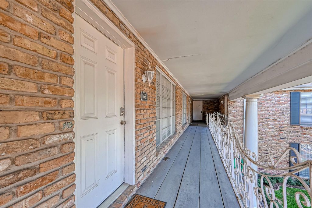 2121 Fountain View Drive 16, Houston, TX 77057