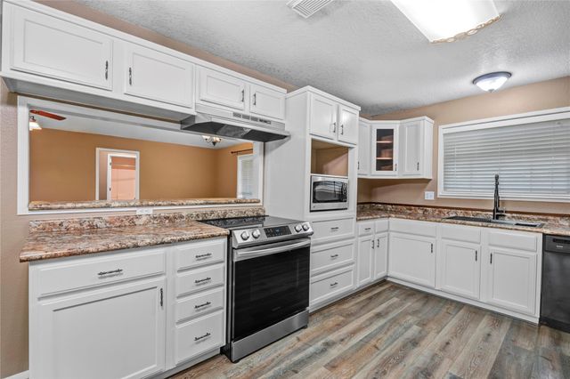 21503 Pecan Bend Road, Damon, TX 77430