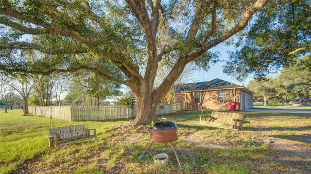 21503 Pecan Bend Road, Damon, TX 77430