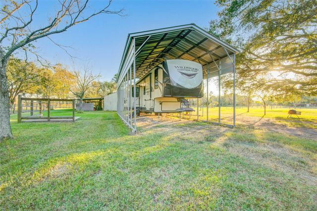 21503 Pecan Bend Road, Damon, TX 77430