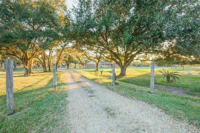 21503 Pecan Bend Road, Damon, TX 77430