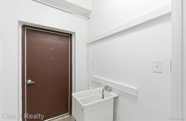 15324 W Michigan Avenue, Dearborn, MI 48126
