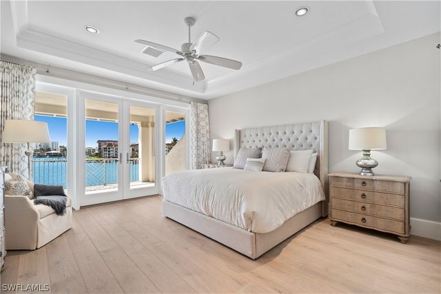 2805 Leeward LN, Naples, FL 34103