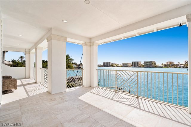 2805 Leeward LN, Naples, FL 34103