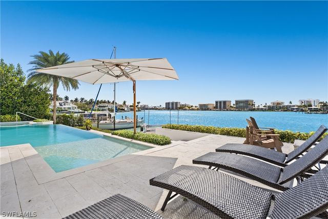 2805 Leeward LN, Naples, FL 34103