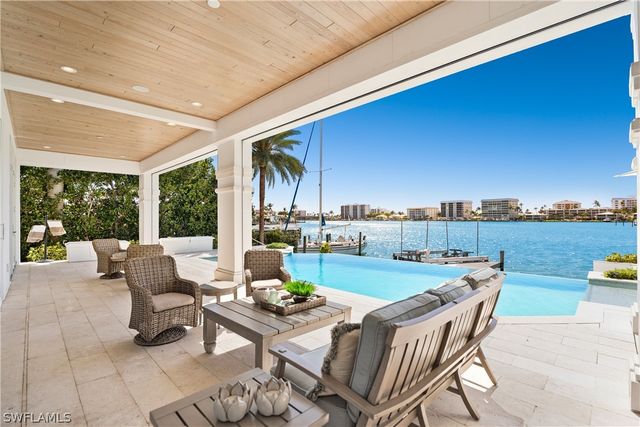 2805 Leeward LN, Naples, FL 34103