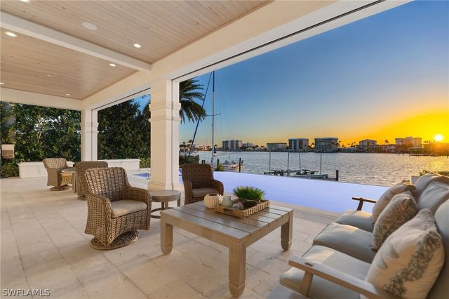 2805 Leeward LN, Naples, FL 34103