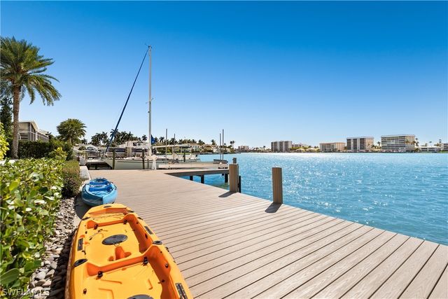 2805 Leeward LN, Naples, FL 34103