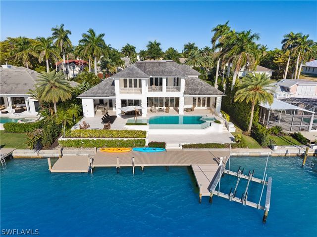 2805 Leeward LN, Naples, FL 34103