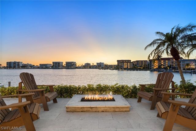 2805 Leeward LN, Naples, FL 34103