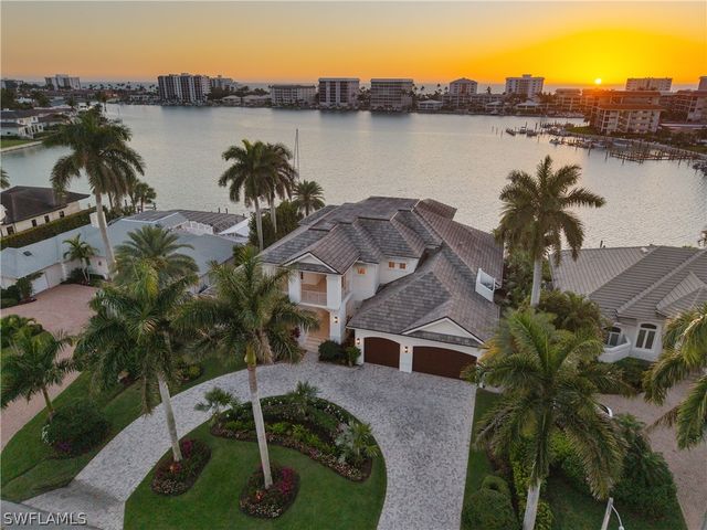 2805 Leeward LN, Naples, FL 34103