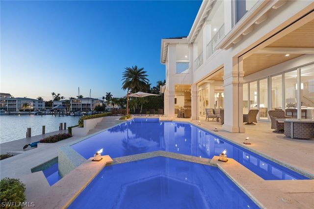 2805 Leeward LN, Naples, FL 34103