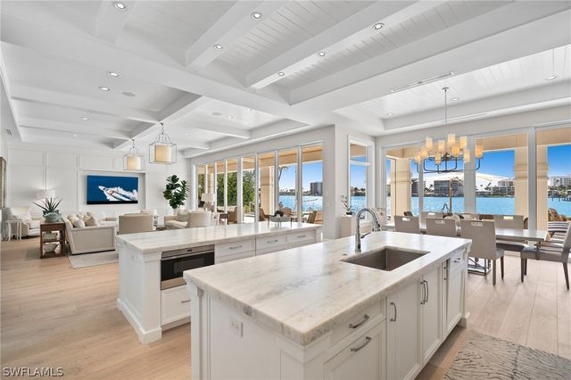 2805 Leeward LN, Naples, FL 34103