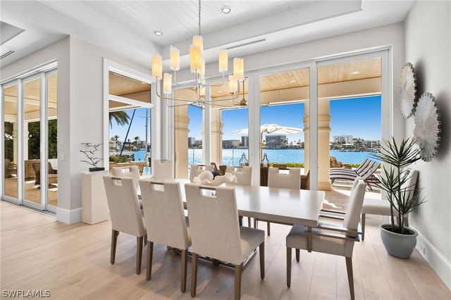 2805 Leeward LN, Naples, FL 34103