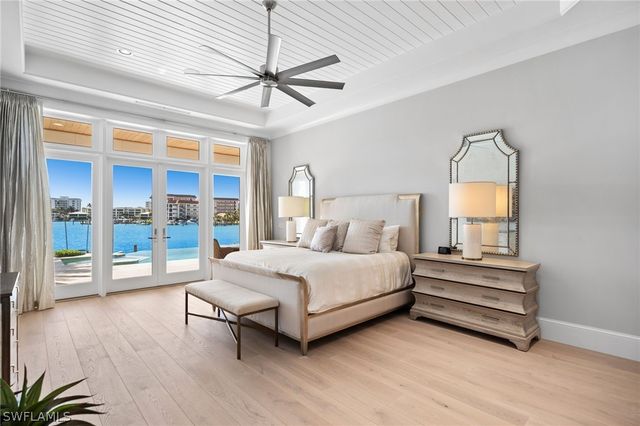 2805 Leeward LN, Naples, FL 34103