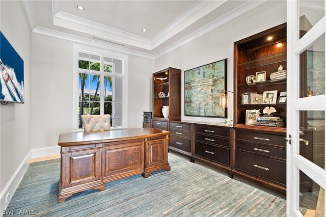 2805 Leeward LN, Naples, FL 34103