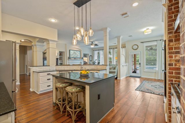 22 Greycrest Place, The Woodlands, TX 77382