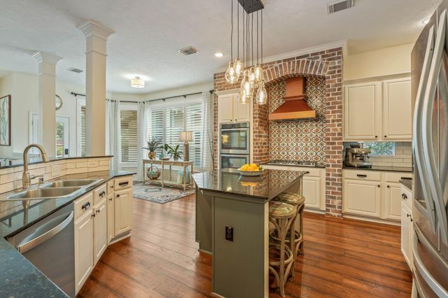 22 Greycrest Place, The Woodlands, TX 77382