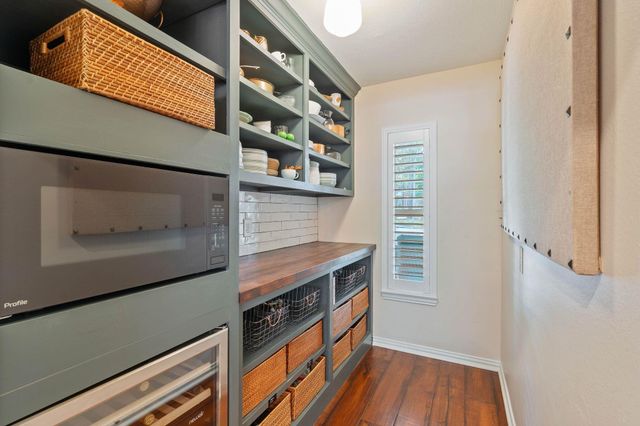 22 Greycrest Place, The Woodlands, TX 77382