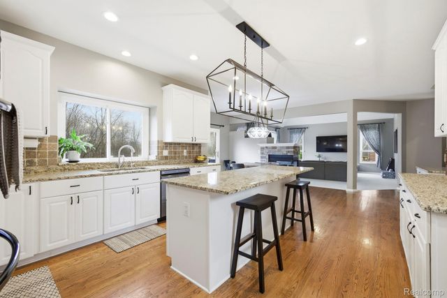 3772 Fawn Drive, Oakland Charter Township, MI 48306