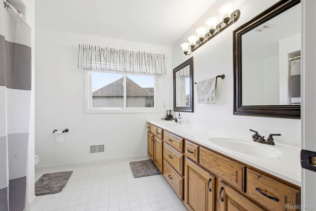 3772 Fawn Drive, Oakland Charter Township, MI 48306