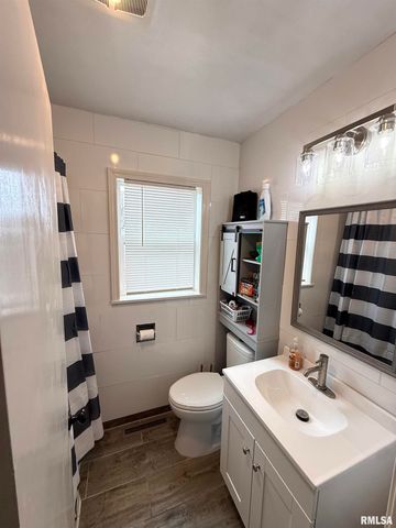 3230 N COLLEGE Avenue, Quincy, IL 62301