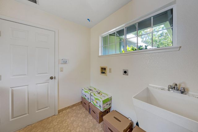 5206 Sirbuck Way, Carmichael, CA 95608