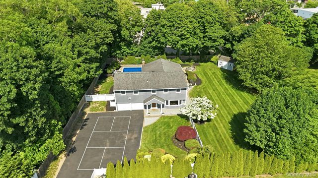 10 Mansfield Lane S, East Northport, NY 11731
