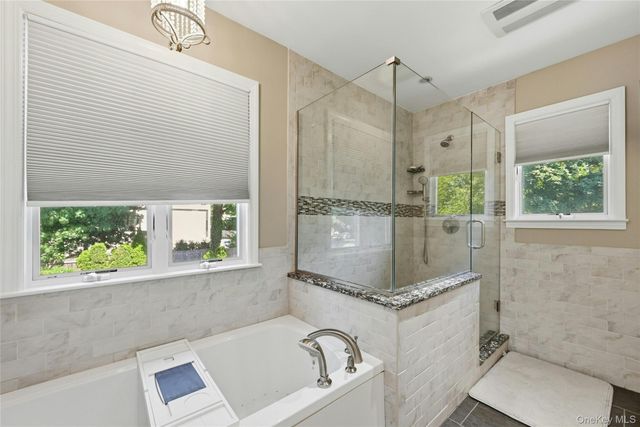 10 Mansfield Lane S, East Northport, NY 11731