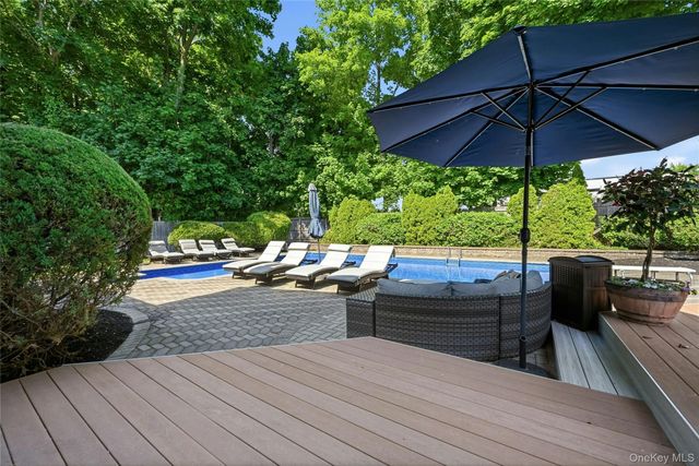 10 Mansfield Lane S, East Northport, NY 11731