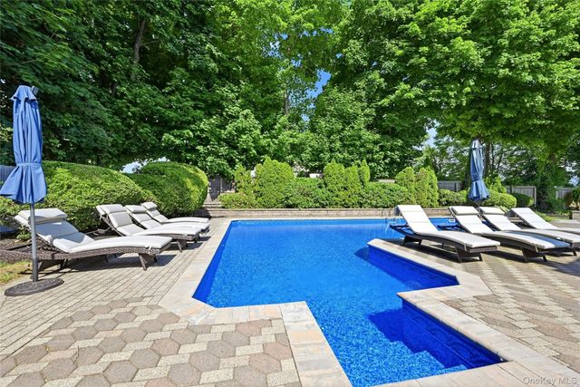10 Mansfield Lane S, East Northport, NY 11731