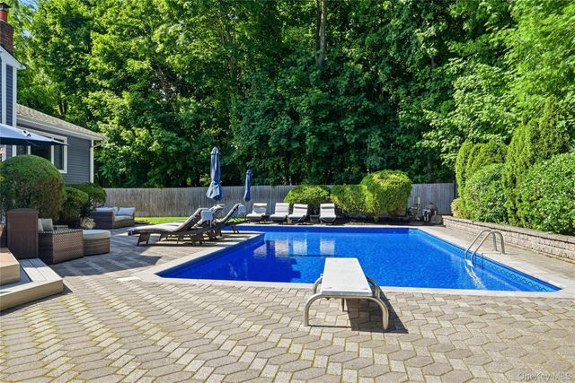 10 Mansfield Lane S, East Northport, NY 11731