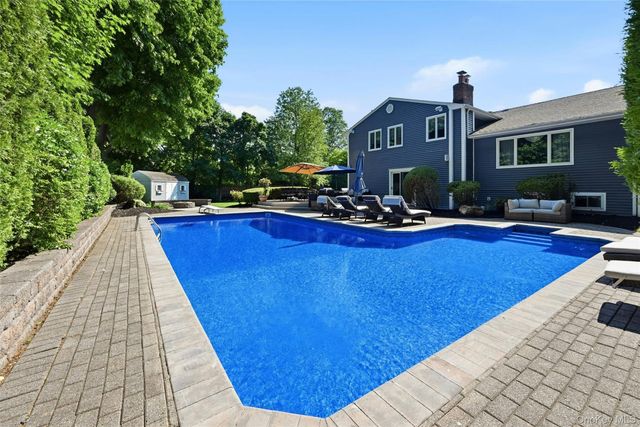 10 Mansfield Lane S, East Northport, NY 11731