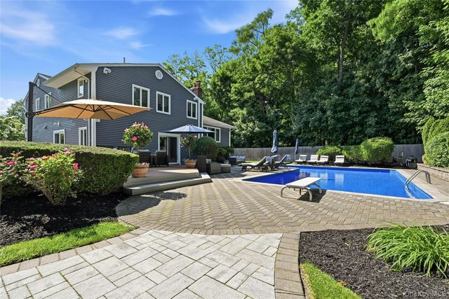 10 Mansfield Lane S, East Northport, NY 11731