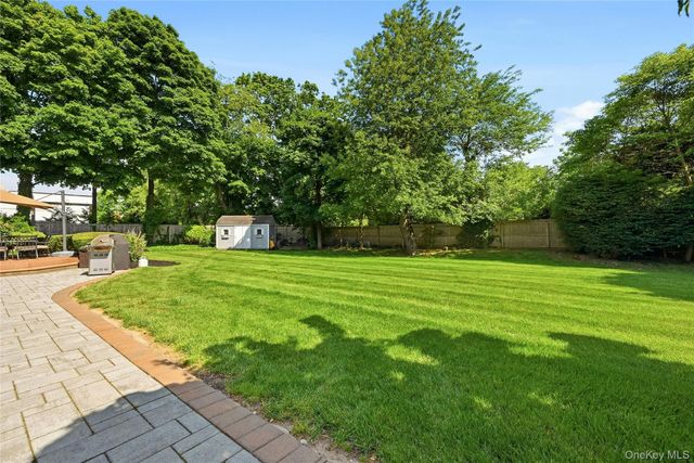 10 Mansfield Lane S, East Northport, NY 11731