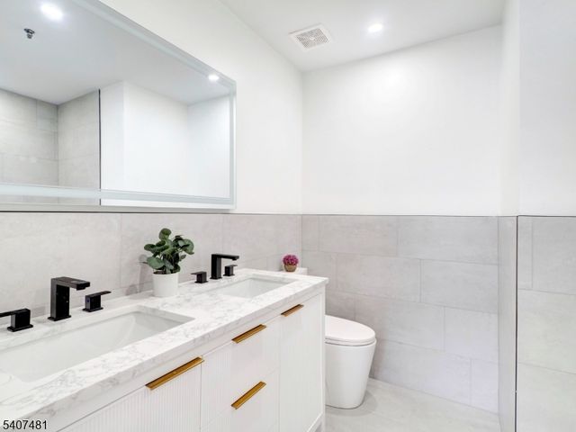 42 Krueger Ct, Newark City, NJ 07103